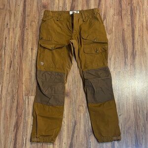 Men's tan auburn cargo pants.